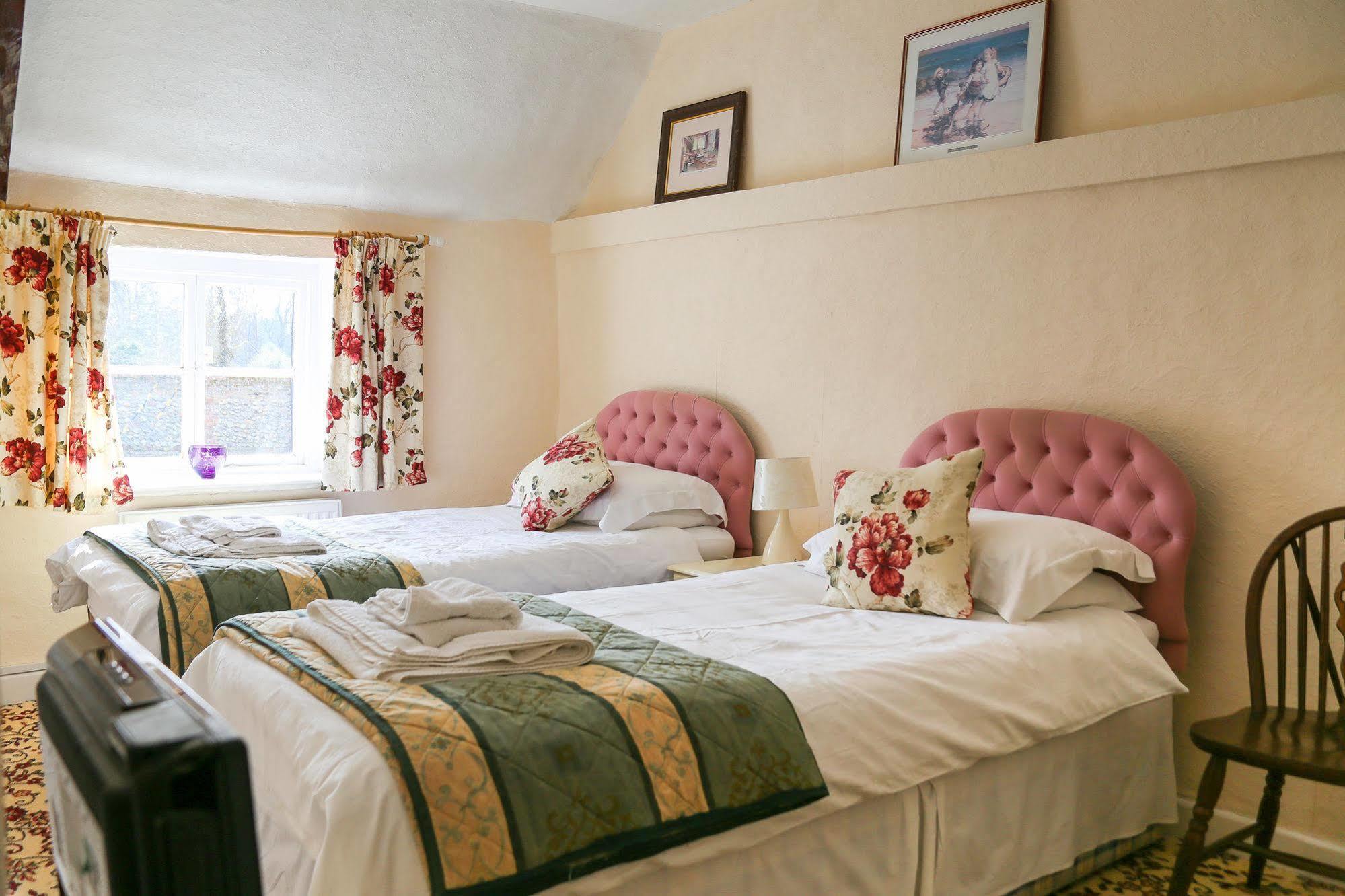 The Crown Inn Gayton  Zewnętrze zdjęcie